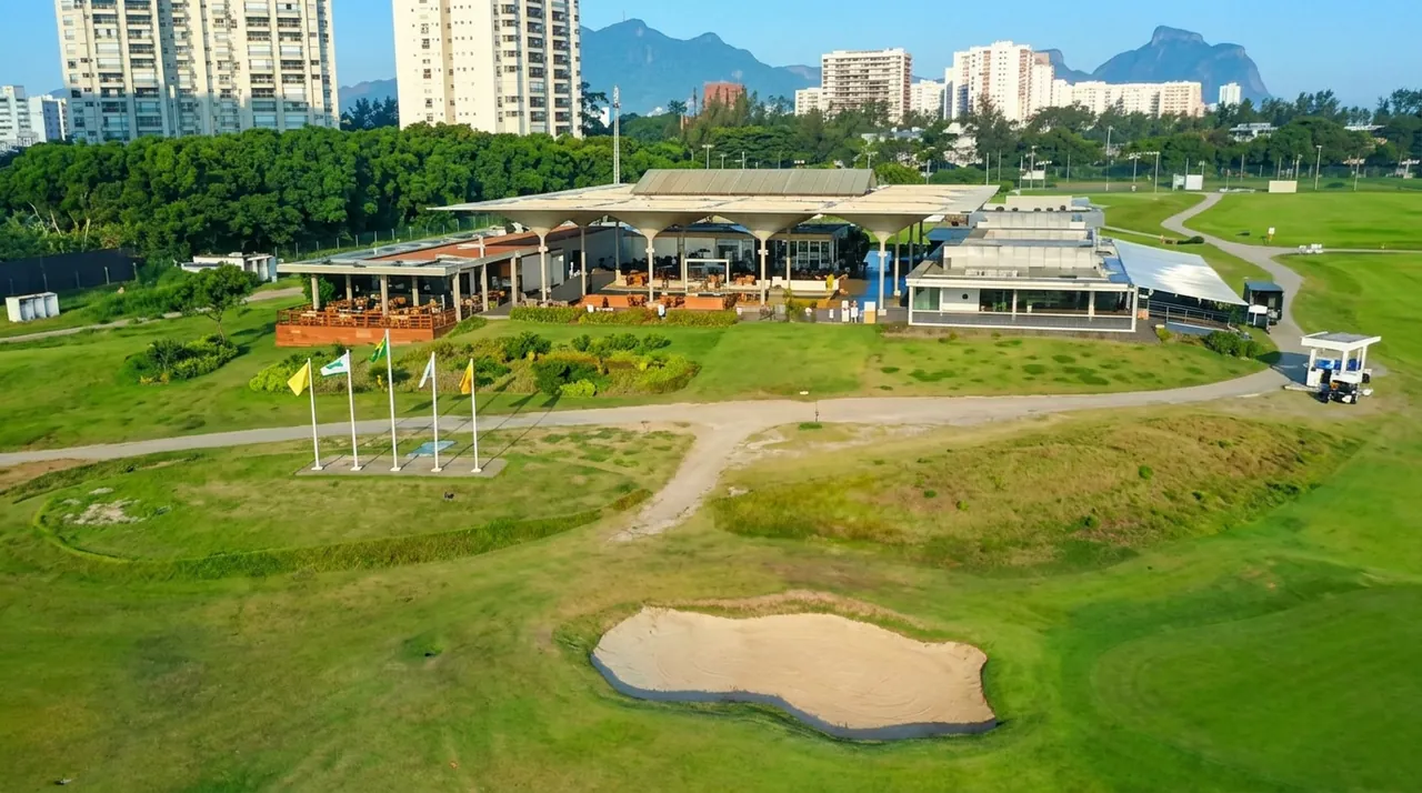 Vista aérea da sede e das áreas verdes reais do Campo Olímpico de Golfe